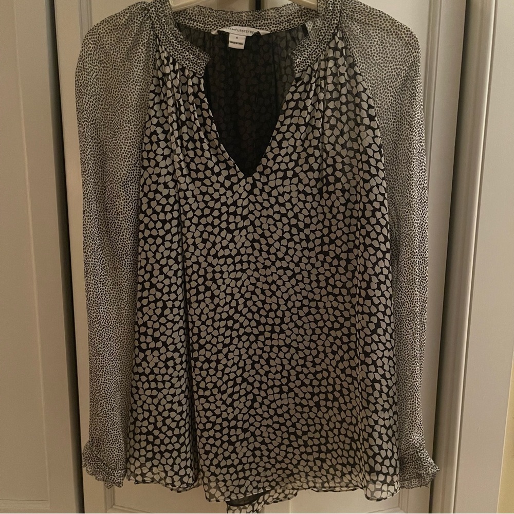 Diane von Furstenberg black & white blouse size 6